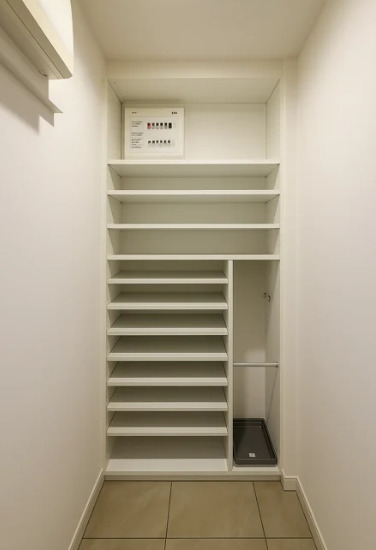 玄関　＊同物件別部屋参考写真