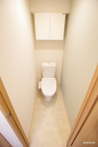 トイレ　トイレットペーパーホルダーにスマホ置きが付いてます♪