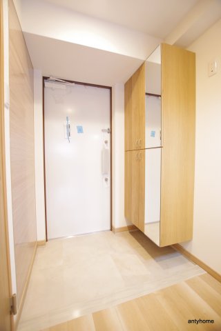 玄関　エマウォール採用！マグネットが引っ付くので玄関横も収納スペー