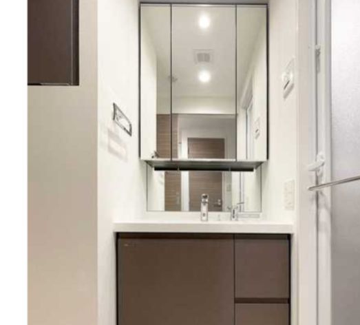 洗面設備　独立洗面台、小物を置くことができて便利です