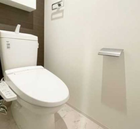 トイレ　落ち着いた色調のトイレです