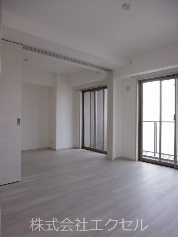 居室・リビング　隣の洋室と繋げて広くお使い頂けます。