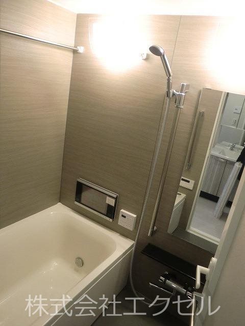 バス・シャワールーム　TV付きの浴室です。