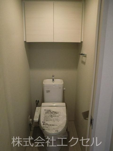 トイレ　嬉しいウォシュレット付のトイレです。