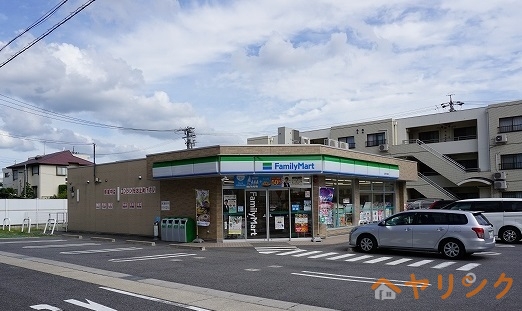 コンビニ　ファミリーマート（コンビニ）まで200m