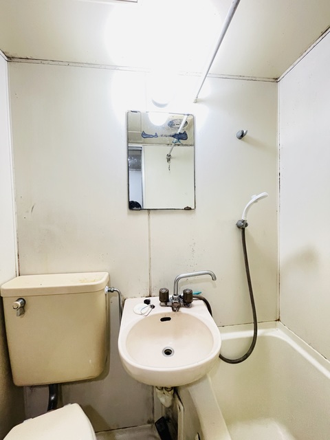 洗面設備　清掃前の写真です