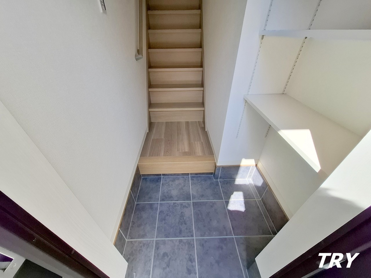 玄関　玄関収納棚付