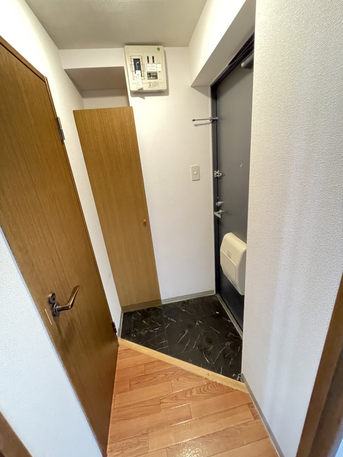 玄関　他号室のお写真です。参考にご覧ください。