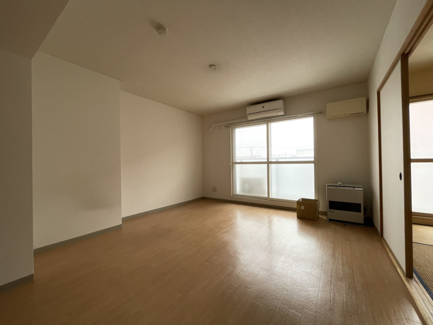 居室・リビング　他号室のお写真です。参考にご覧ください。