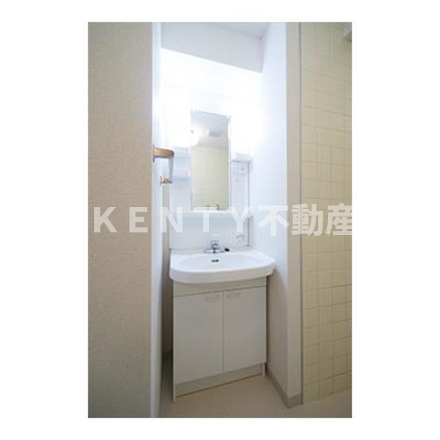 洗面設備　明るい洗面所です