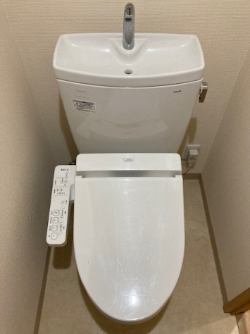 トイレ　他タイプ、クリーニング前のお写真です