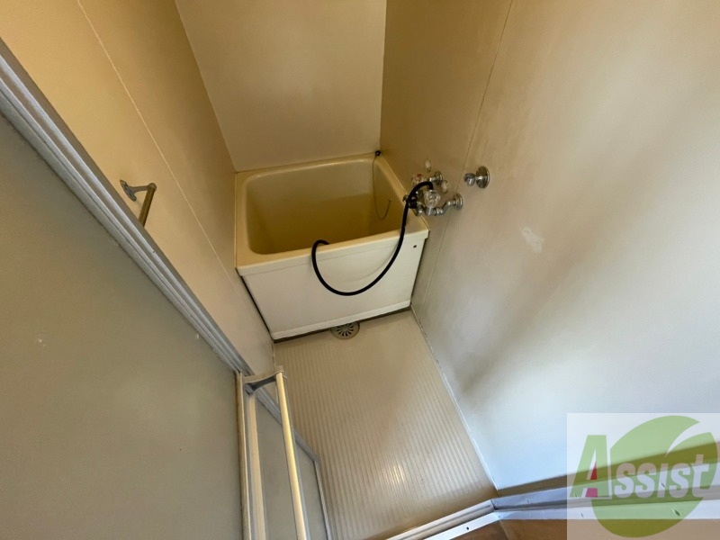 バス・シャワールーム　お風呂です。少し狭いですがシャワーするには十分ですね。