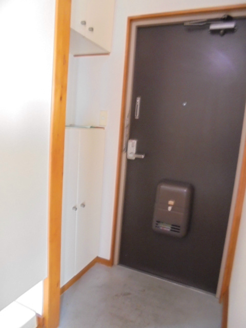 玄関　※202号室のお写真です