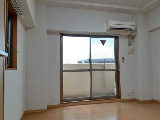 居室・リビング　エアコン付きの7.7帖の洋室です♪