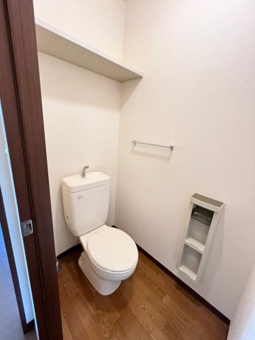 トイレ　同物件、別号室の写真です。