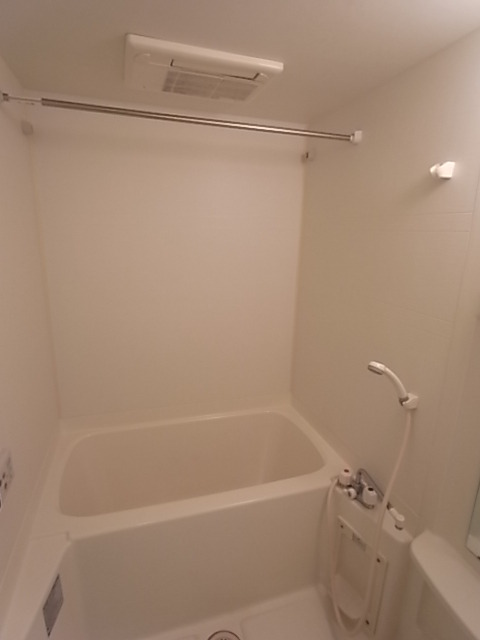 バス・シャワールーム　２人でも十分入浴できる広々なお風呂です