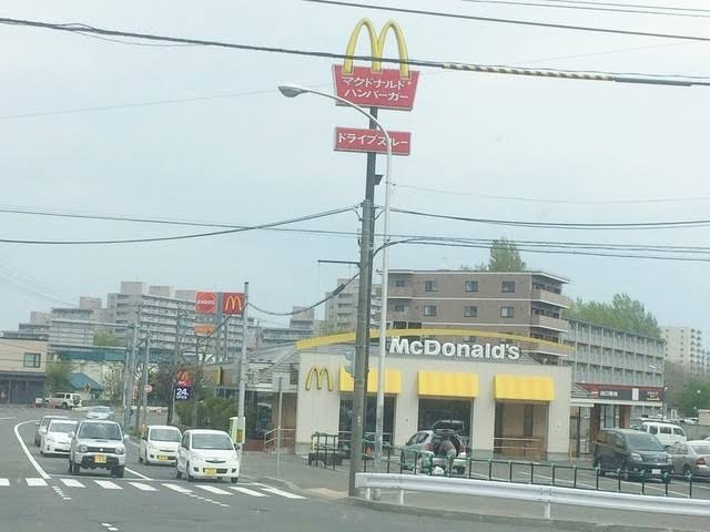 飲食店　マクドナルド南新川店（飲食店）まで750m