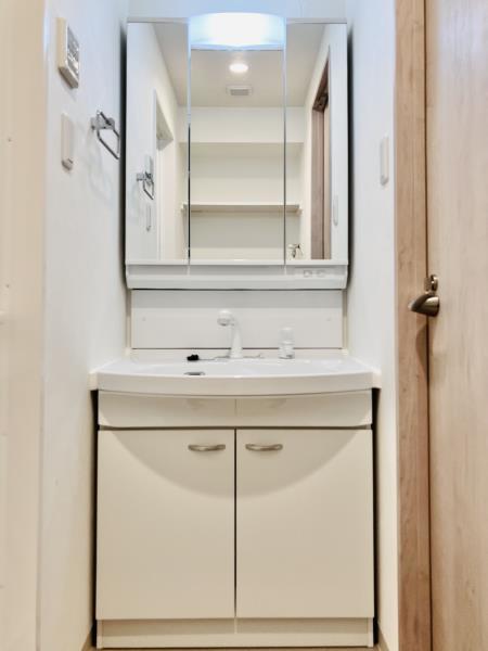 洗面設備　スペースが確保できる洗面所です