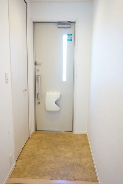 玄関　玄関には下駄箱があるのでスッキリとした空間を保てます