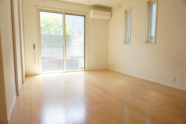 居室・リビング　広いリビングはゆったりくつろげる憩いの空間です♪