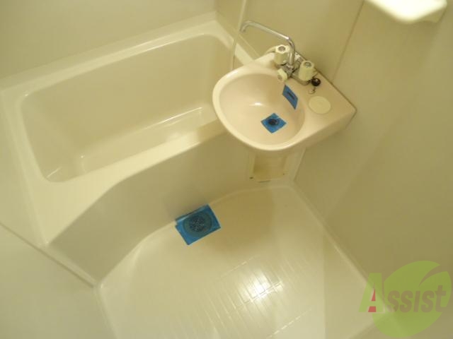 洗面設備　レトロな洗面台、飾り付け次第でおしゃれに変身