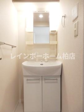 洗面設備　ゆったりとスペースのある洗面所