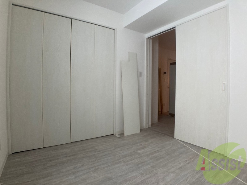 その他部屋・スペース　戸を閉めるとリビングと区切られた寝室にすることができますよ。