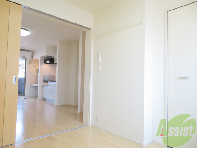 その他部屋・スペース　４帖の洋室です。広々として、きれいですね。