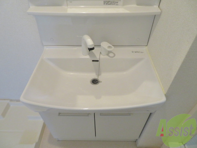 洗面設備　洗面台。朝の身支度はここでばっちり決めましょう。