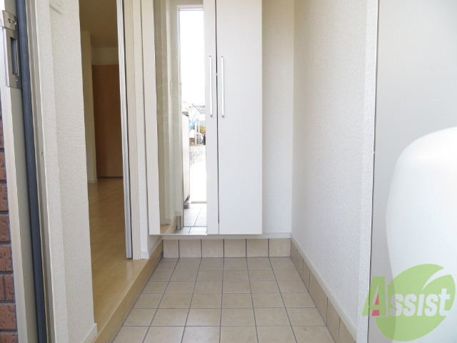 玄関　玄関の様子です。明るい印象ですね。気分もあがりそう。