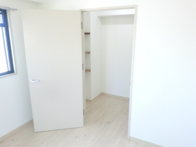 収納　小部屋くらいの広さのあるウォークインクローゼット