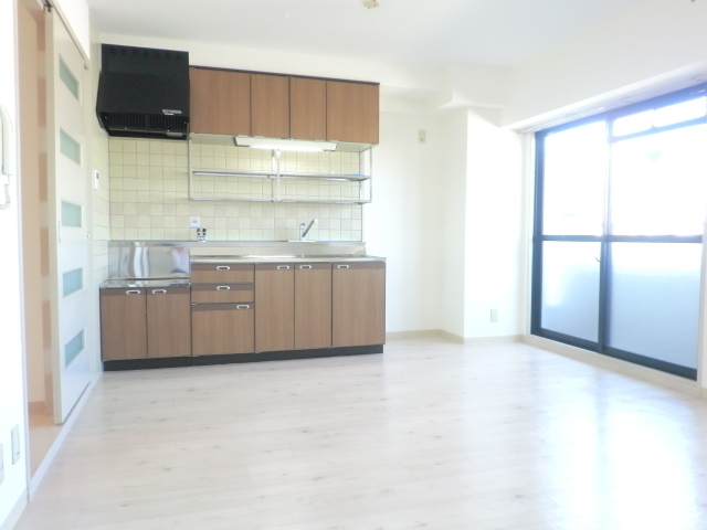 居室・リビング　キッチンと広いリビングです。