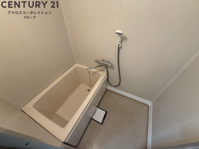 バス・シャワールーム　シンプルな浴室