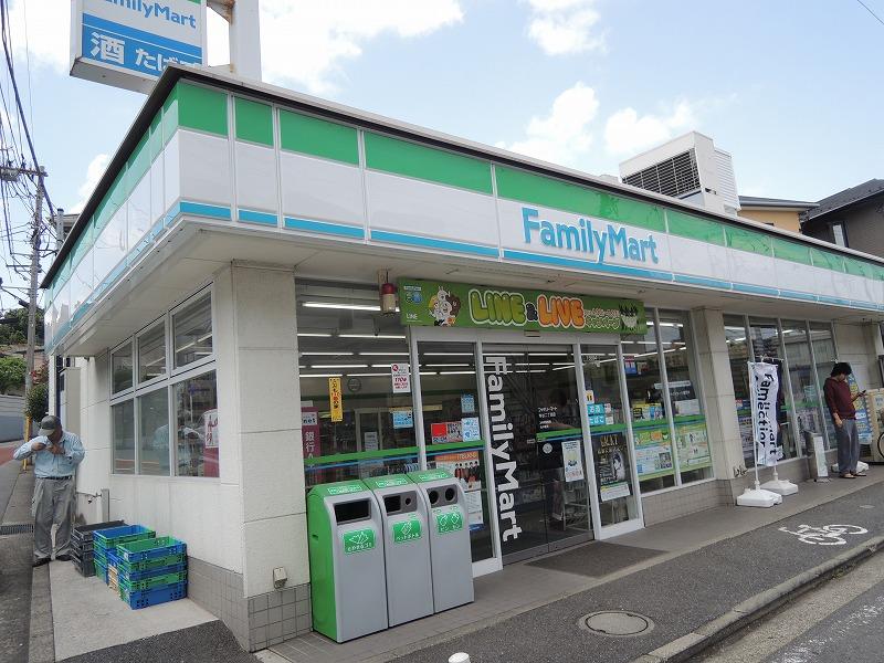 コンビニ　ファミリーマート（コンビニ）まで709m