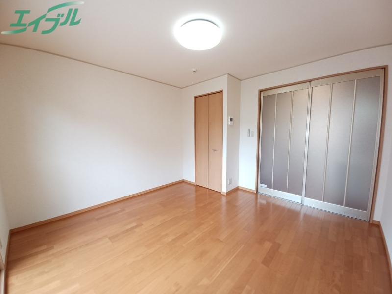 居室・リビング　同物件別室反転タイプ画像