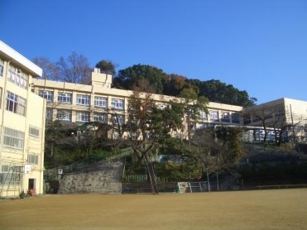 小学校　神戸市立妙法寺小学校（小学校）まで212m