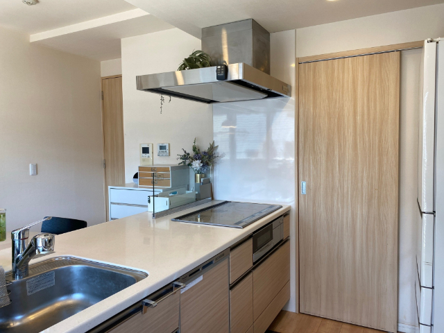 キッチン　オープンキッチンで家族の会話が弾む・キッチン横収納あり