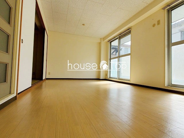 居室・リビング　テーブルやソファーなど設置可能