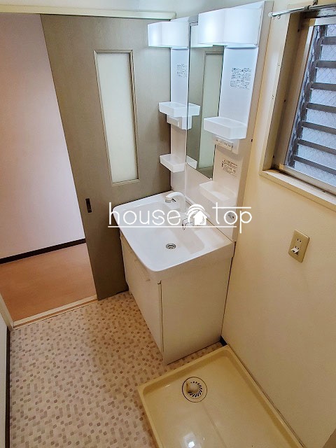 洗面設備　シャワー付洗面台完備