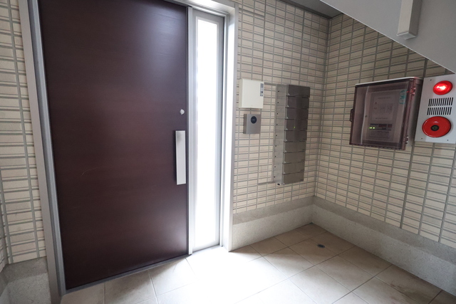 エントランス　オートロック物件で安心です