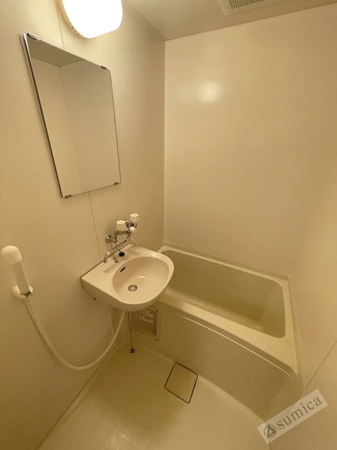 バス・シャワールーム　ちょうど良いサイズ。お掃除もラクラクです