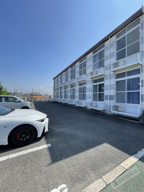 駐車場　広々とした駐車スペース。ハイルーフ車ＯＫ。