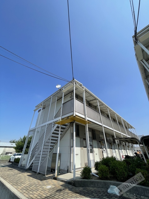 建物外観　内装は落ち着いています。おおきな窓で明るさを演出。