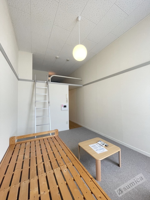 居室・リビング　ゆったり過ごせる居間、天井の高さが解放感を演出。