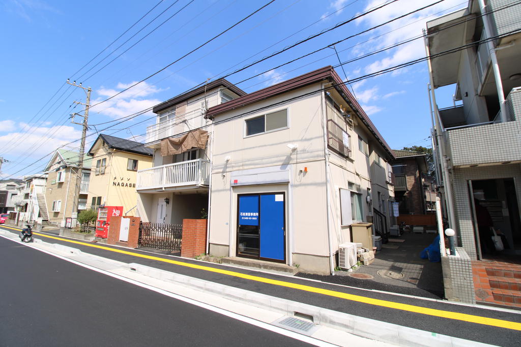 建物外観　2Ｆ手前の角部屋です！！