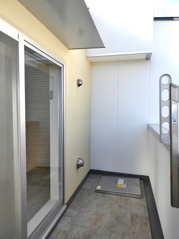 バルコニー　暖かな日差しのふりそそぐバルコニー