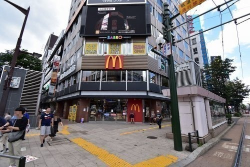 コンビニ　マクドナルド　すすきの店（コンビニ）まで873m