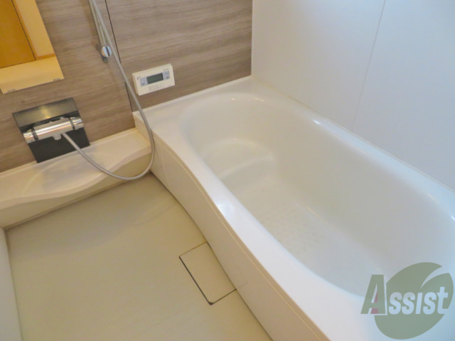 バス・シャワールーム　綺麗な浴槽と十分なスペースがありますね。