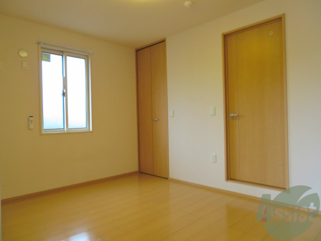 その他部屋・スペース　寝室には、小窓も付いていて使いやすいお部屋ですよー。