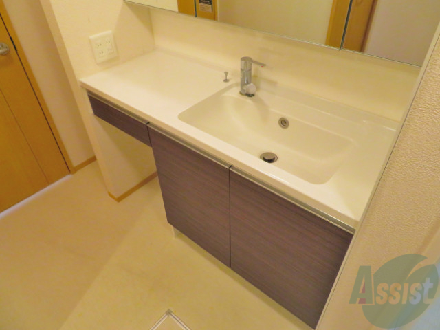洗面設備　洗面台は、沢山の収納があるので良いですね。